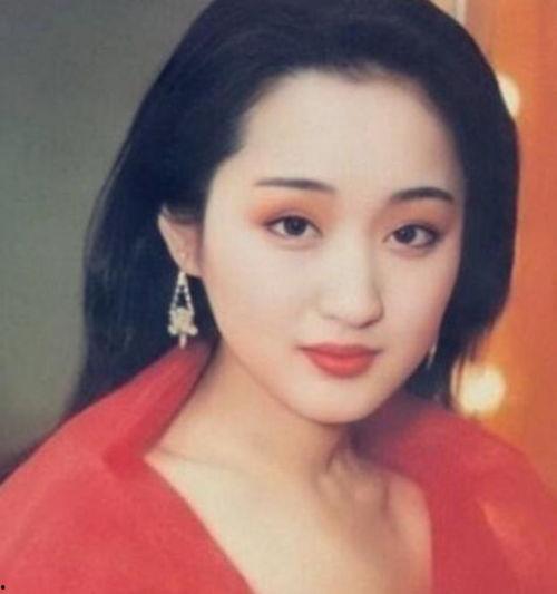 明星网红杨钰莹简介图片,甜歌皇后，网红新风尚的引领者”