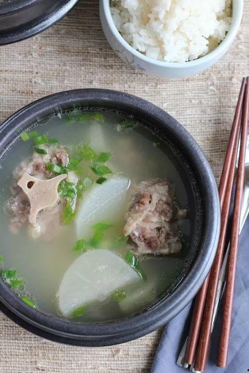 热门排骨炖萝卜加凉瓜,排骨炖萝卜搭配凉瓜，夏日清凉美味新体验