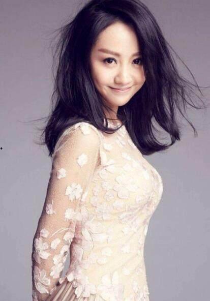 珠帘女明星网红区别,网红与女明星的时尚与身份差异解析
