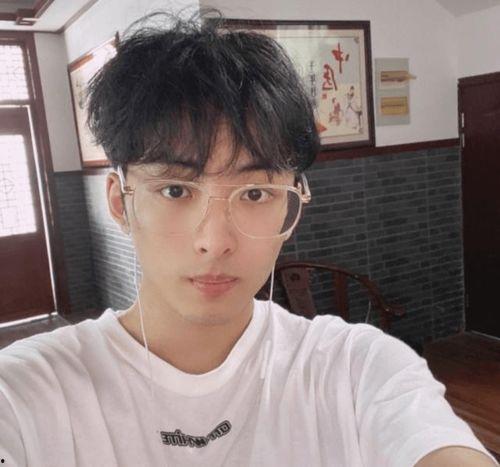 17吃瓜热门事件烟枪哥,揭秘17年吃瓜热门事件背后的真相