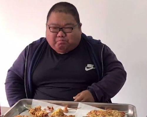 17吃瓜热门事件烟枪哥,揭秘17年吃瓜热门事件背后的真相