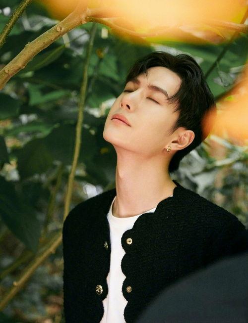 肖战吃瓜爆料王一博,王一博背后的惊人真相，吃瓜群众沸腾了！