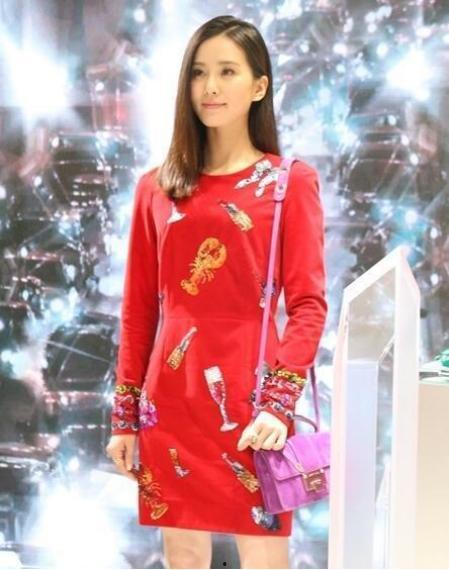 女明星网红裙子掉落,女明星网红裙子掉落引发网络热议